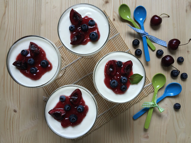 VASITOS DE MOUSSE DE YOGUR CON FRUTOS ROJOS RECETA