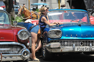 une touriste avec un vieux ford américain