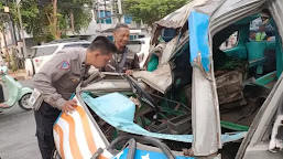 2 Angkot Terguling di Jalan Raden Intan Akibat Ugal-Uagalan Dijalan Raya Bandar Lampung