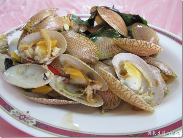 屏東後碧湖-昇日全平價海鮮。海瓜子，NT$130(小)。好像有點小漲價了，忘了上次也有點過他們家的海瓜子，雖然還是很新鮮，但吃起來好像不怎麼優，因為這裡的海瓜子有點小顆，有起來也沒什麼肉，而且炒得也不夠香，大概是我已經吃慣了重口味的海瓜子了。
