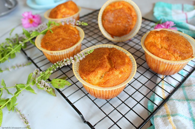 Muffins με γραβιέρα Nάξου, δυόσμου και φιστίκια Αιγίνης