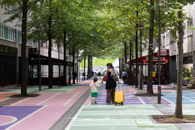 famille dans une rue haute en couleurs