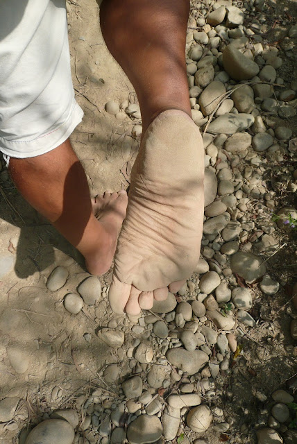 赤脚接触泥土能增强免疫力