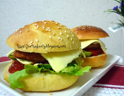 Juwita Fariz and Family: Homemade burger ayam