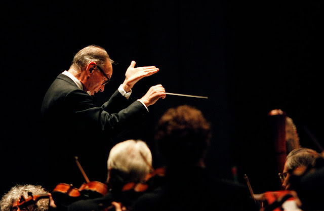 Ennio Morricone dirigiendo a la ROSS