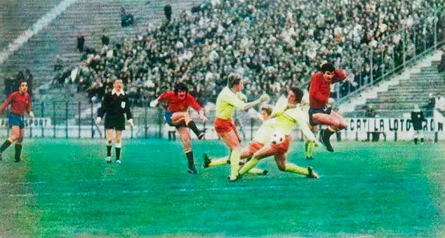 Leal dispara a puerta entre tres jugadores rumanos, mientras Juanito salta. SELECCIÓN DE RUMANÍA 1 SELECCIÓN DE ESPAÑA 0. 16/04/1977. XI Copa del Mundo de Argentina 1978, fase de clasificación, Grupo VIII. Bucarest, Rumanía, Steaua Stadium (20.000 espectadores). GOLES: 1-0: 6’, Benito en propia puerta