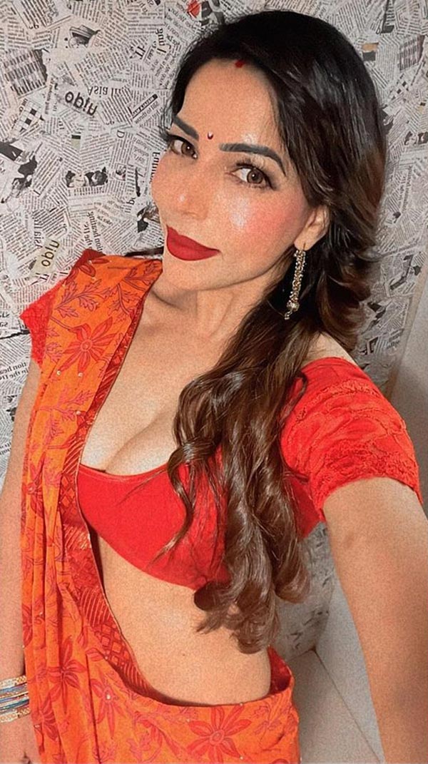 Maahi Khan cleavage hot actress double kaand