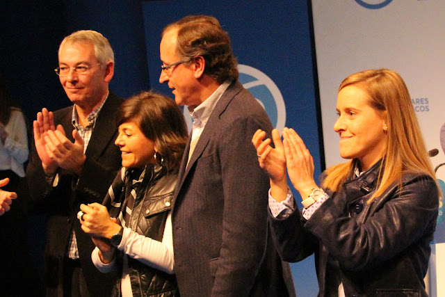 Amaya Fernández junto a Alfonso Alonso en un mitin en Barakaldo