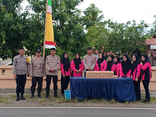 Kapolsek Marioriawa Didampingi Ibu Bhayangkari Bersama Personil Bagi Takjil di Bulan Suci Ramadhan 1444 H