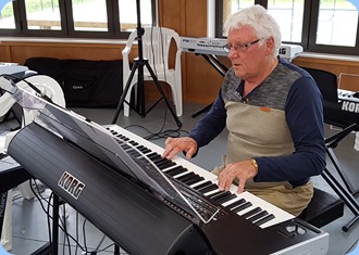 Rod Moffat playing his Korg Pa3X.