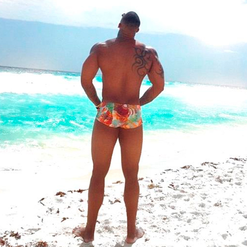 Léo Santana sem camisa e só de cueca na praia de costas