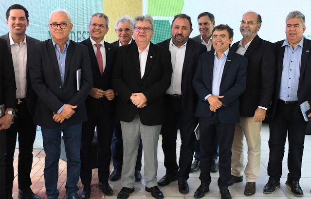 João Azevêdo assina decreto e inclui setor de transporte de cargas no parcelamento do ICMS de dezembro