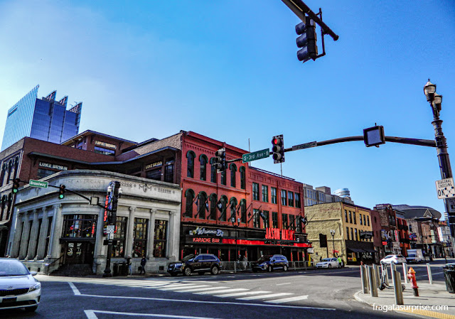 Lower Broadway, onde se concentram muitas das casas de música country de Nashville