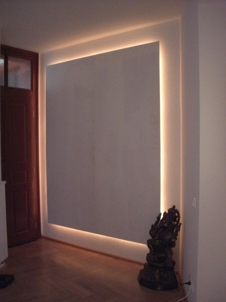 تأثيرات اضاءة جدار مخفية بالجبس لاستخدامها كخلفية تلفزيون أو خلف السرير