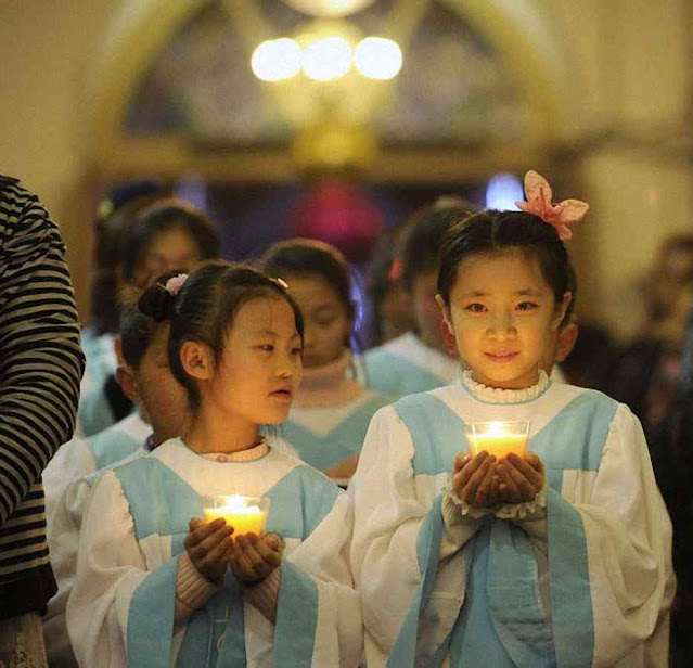 Meninas chinesas em Pequim, no Natal de 2016 antes da atual onda persecutória