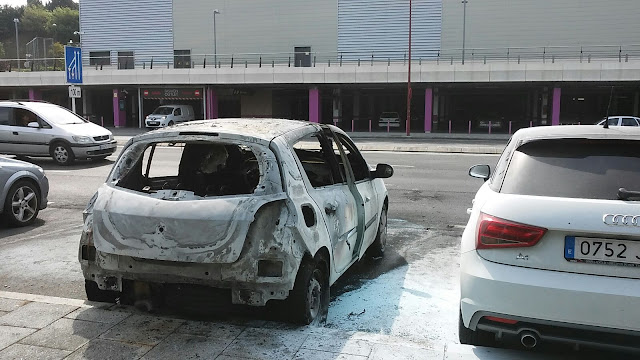 Incendiados de madrugada dos coches aparcados uno junto al otro en Megapark