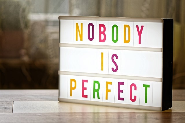 NOBODY IS PERFECTという文章が掲示されたライトボックス