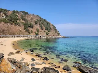 잔잔한-바다와-산이-보이는-정동심곡-바다부채길