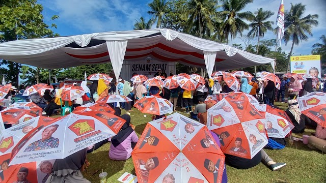 Meriah ! Joget Gemoy dengan Payung Ramaikan Kampanye Relawan Prabowo-Gibran di Petanahan