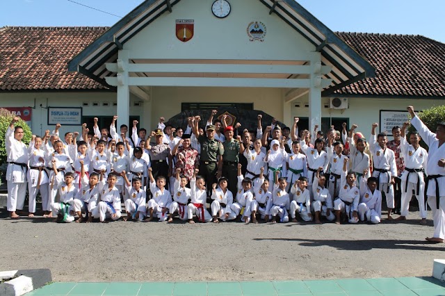 WAKIL BUPATI SUKOHARJO MELEPAS ATLIT KARATEKA KEJURDA  " DANDENPOM IV CAP"