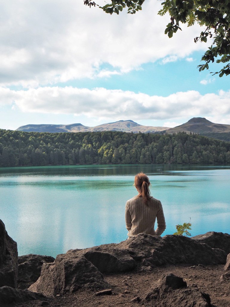 Vue sur le lac Pavin dans le massif du Sancy