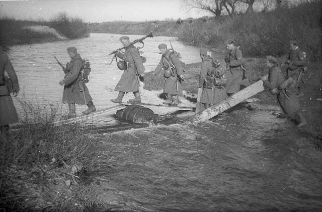 Группа немецких солдат пересекает речку в Белгородской области.