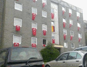 Bandeiras turcas enchem prédio em periferia urbana alemã