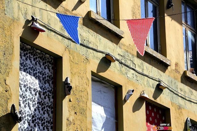 Oui, oui, c'est bien des chaussures collées sur le mur...