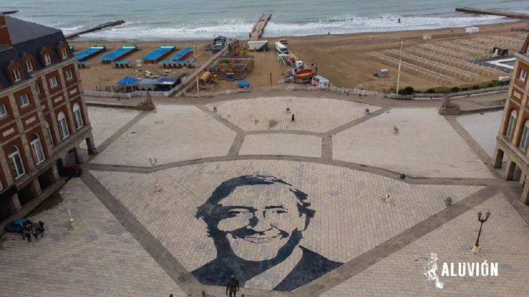 Jóvenes marplatenses realizaron un retrato gigante en la rambla en honor a Néstor Kirchner