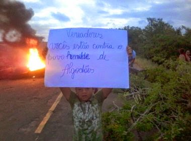 QUIJINGUE: MORADORES BLOQUEIAM ESTRADA PARA PRESSIONAR CÂMARA DE VEREADORES