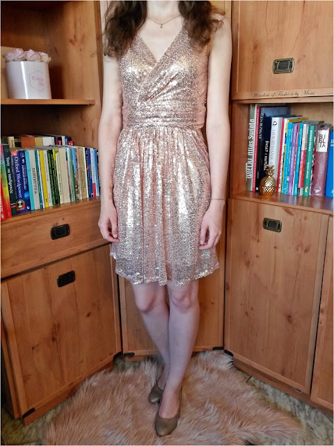 Koktajlowa sukienka Kate Kasin, szpilki, biżuteria