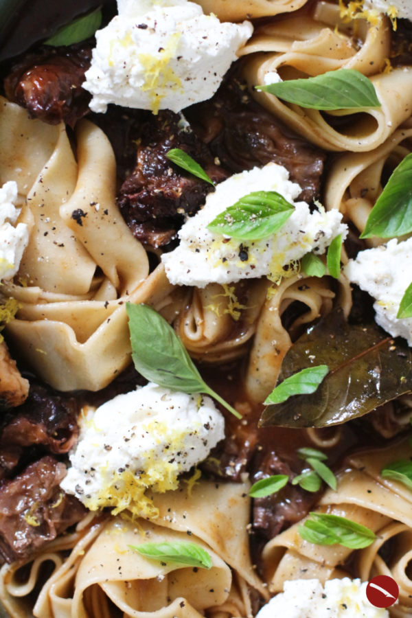 Wolkenweich geschmorte Short Beef Ribs mit Pappardelle und Ricotta sind das perfekte Soulfood-Rezept! Ihr kauft dafür Querrippe oder Zwerchrippe