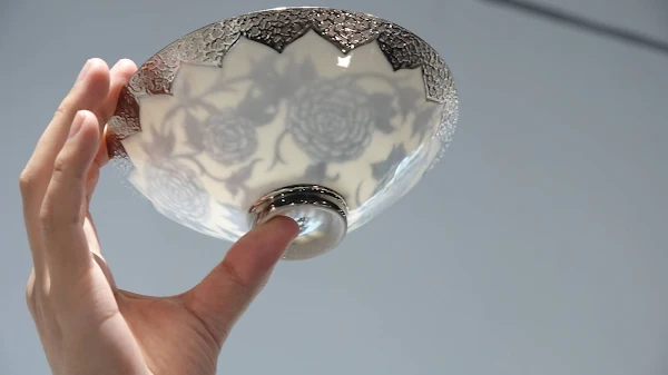 ▲本次展覽中亦將展出曾祥軒在國內外深受好評的「月影」瓷杯組。透過薄胎技法，將杯壁削到極薄，燒成薄如蟬翼、幾可透光的精細瓷器。（記者林明佑攝）