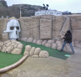 Minigolfer Richard Gottfried playing the skull hole on the Pirate Golf course in Hastings