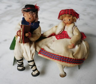 casa delle bambole bambini su panca