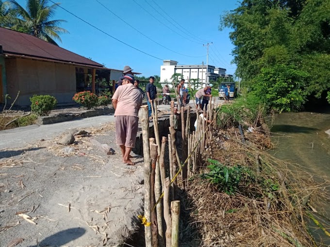 Masyarakat Batang Gasan Bergotong-Royong Perbaiki Jalan Longsor