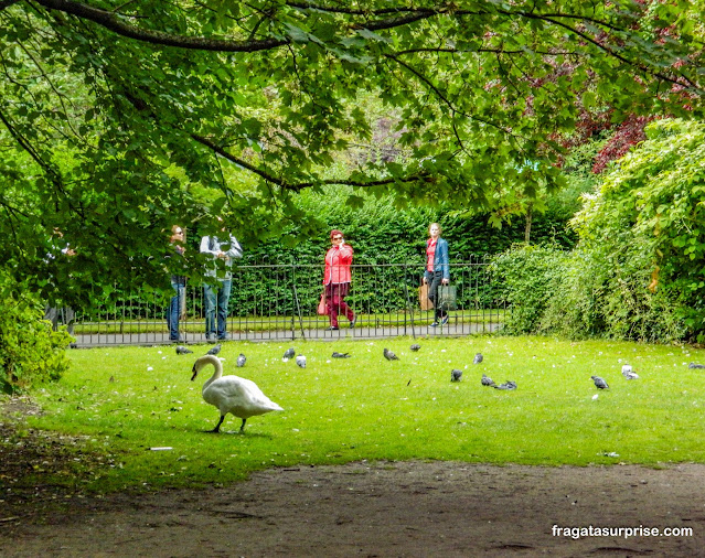 St. Stephen's Green, parque público no Centro de Dublin, Irlanda