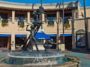 Visiting Universal Studios Hollywood (filmteam statue)