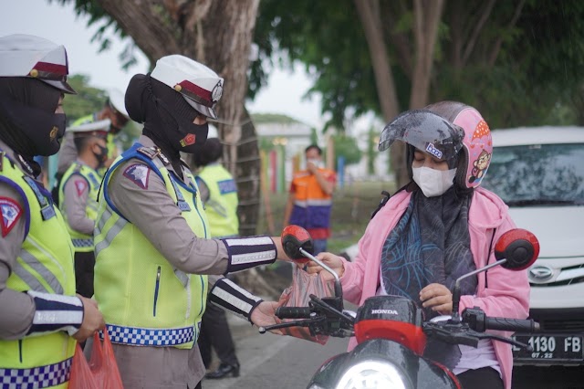 HARI PERTAMA PUASA, POLWAN DITLANTAS POLDA ACEH BERBAGI TAKJIL