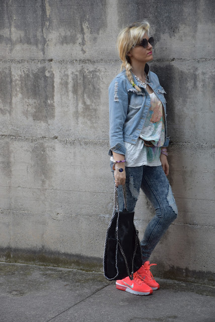 ripped jeans outfit how to wear ripped jeans ripped jeans street style mariafelicia magno fashion blogger color block by felym fashion bloggers italy sporty outfit sporty casual outfit