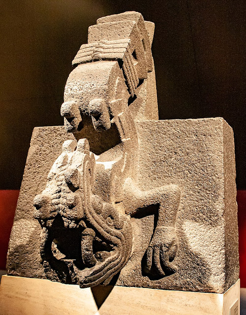 Шиукоатль, огненное существо (Британский музей)
