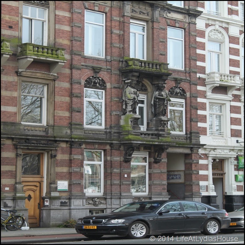 rowhouse statues
