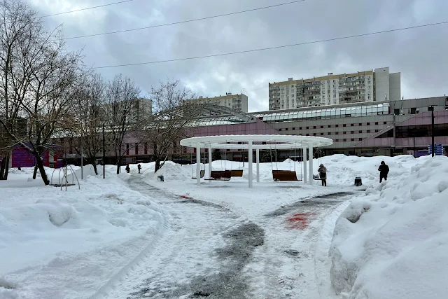 Профсоюзная улица, дворы, торговый центр «Кони-Айленд» (построен в 2001 году), сквер