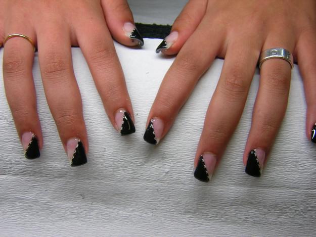 Raparigas com unhas a excessivamente compridas b com gel ou gelinho 