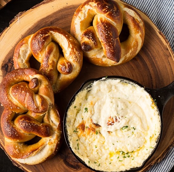 SOFT BEER PRETZELS WITH BEER CHEESE DIP #appetizer #parties