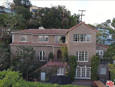 American R&B singer, Usher, loses cash and jewelry worth $820,000 after his $4.2 Los Angeles mansion was raided by burglars. Took the security tapes along.