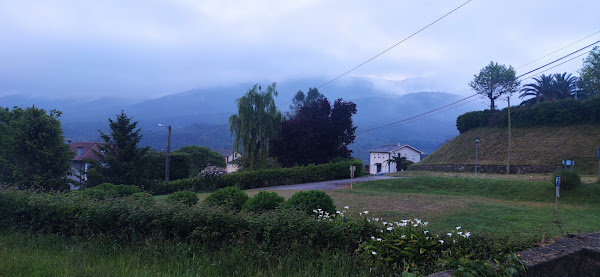 Saliendo de Cadavedo al amanecer. Camino del Norte. Asturias