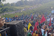 Ribuan Mahasiswa Padati Halaman Gedung DPRD Lubuk Linggau Tiga Penolakan