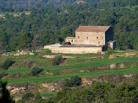 Aproximació al mas Matamala, una de les grans caseries del municipi de Gaià