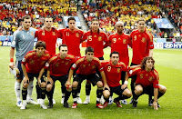 Selección de ESPAÑA - Temporada 2007-08 - Casillas, Marchena, Capdevila, Sergio Ramos, Marcos Senna y Fernando Torres; Silva, Iniesta, Villa, Xavi y Puyol - SUECIA 1 (Ibrahimovic), ESPAÑA 2 (Fernando Torres y Villa) - 14/06/2008 - Eurocopa 2008, fase de grupos - Innsbruck (Austria), estadio Tivoli Neu - Alineación: Casillas; Sergio Ramos, Puyol (Albiol, 24'), Marchena, Capdevila; Marcos Senna; Iniesta (Cazorla, 58'), Xavi (Cesc, 58'), Silva; Torres y Villa